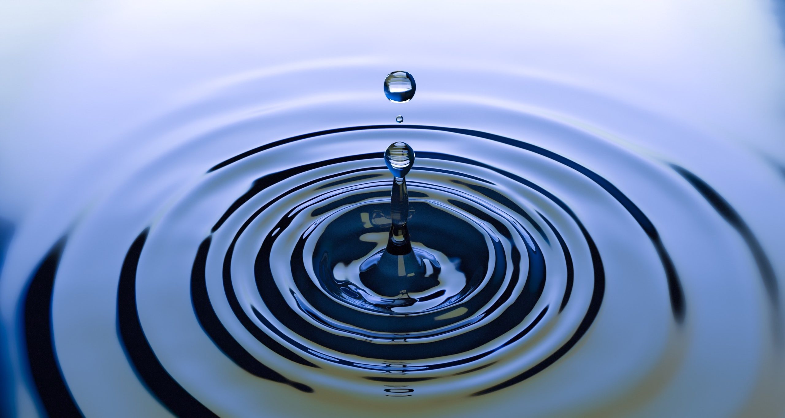close-up-drop-of-water-ripple-220213